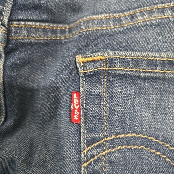 ⭐️40% Off⭐️ Levi's Boyfriend Skinny with Distressed Stitched Patch - Picture 10 of 15
